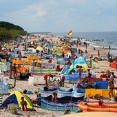 Eksperci spodziewają się, że nad polskie morze przyjedzie trzy razy więcej ludzi niż w zeszłym roku. Na zdjęciu plaża w Dziwnówku.