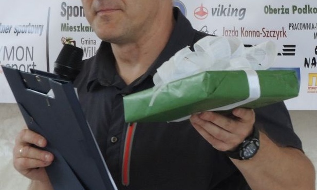 Tomasz Marcalik z główną nagrodą Miniolimpiady - tabletem. ufundowanym przez Pracownię Rzeźby w Mesznej