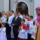 Powitanie obrazu na kościelnym dziedzińcu