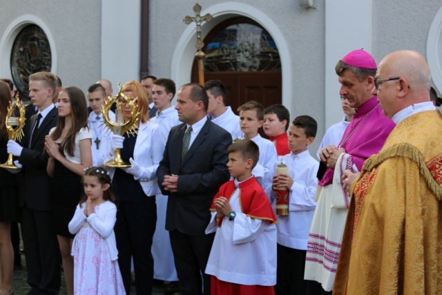 Powitanie obrazu na kościelnym dziedzińcu