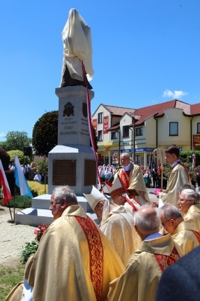 Poświęcenie pomnika św. abp. Bilczewskiego w Wilamowicach