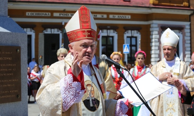 Poświęcenia pomnika dokonał kard. Kazimierz Nycz