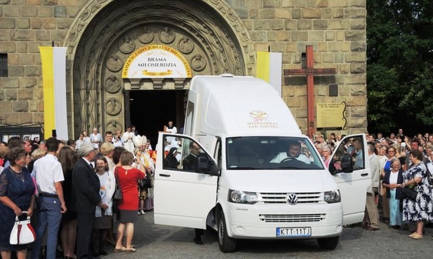Samochód-kaplica opuszcza diecezję bielsko-żywiecką