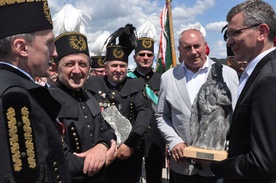 Burmistrz Jacek Lelek (z prawej) z górnikami z Bochni