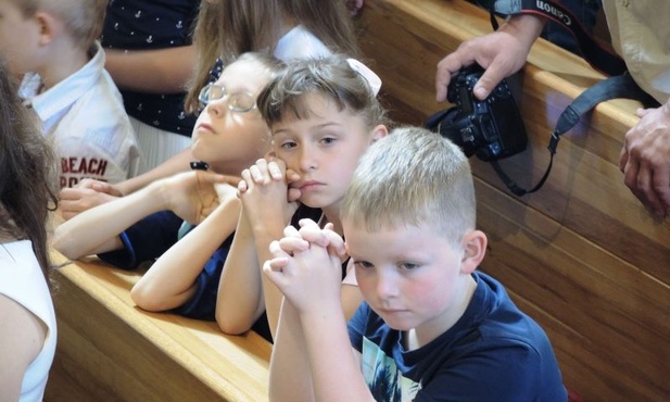 Parafianie z Simoradza modlili się, by wciąż nowe pokolenia przyjmowały chrzest w ich wspólnocie