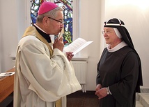 	Moment przekazania relikwii św. Marii Elżbiety Hesselblad metropolicie gdańskiemu  przez s. Karin.