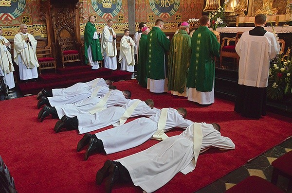 Biskup wyświęcił 6 nowych prezbiterów.