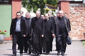 	Ks. Guido Marini  (czwarty od lewej) odwiedził m.in. sanktuarium  Bożego Miłosierdzia.