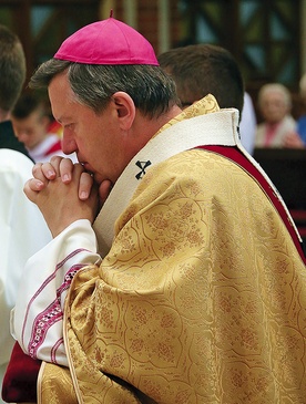 	Zachęcamy wszystkich czytelników do modlitwy za pasterza kościoła wrocławskiego, który nie raz podkreślał, że codziennie obejmuje modlitwą całą archidiecezję.