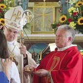 Bp Marek Mendyk udzielił sakramentu bierzmowania kilkudziesięciu osobom, w większości młodzieży,  ale także dorosłym.