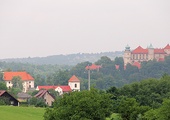 Zamek w Nowy Wiśniczu. W dole wczesnobarokowy kościół farny.