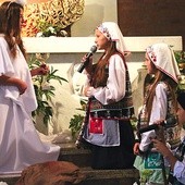 Przedstawienie zachęcało dzieci do udziału w nabożeństwach różańcowych.