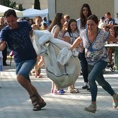 Rodzinny wyścig na festynie z… dzieckiem w wielkiej torbie!