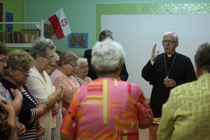 Abp Wiktor Skworc na osiedlu Kaufhaus