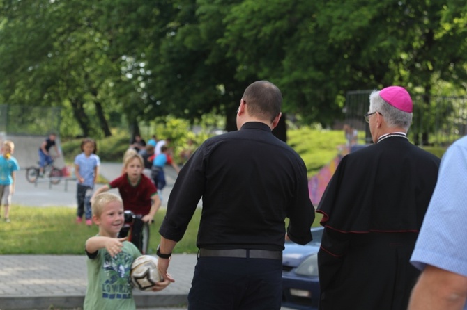 Abp Wiktor Skworc na osiedlu Kaufhaus