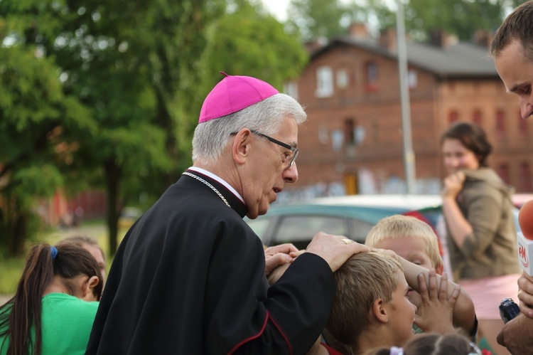 Abp Wiktor Skworc na osiedlu Kaufhaus