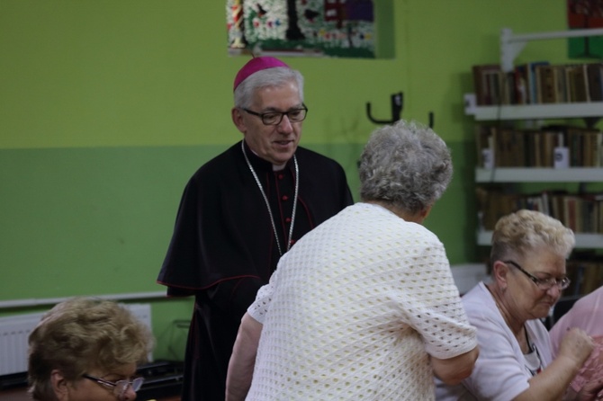 Abp Wiktor Skworc na osiedlu Kaufhaus