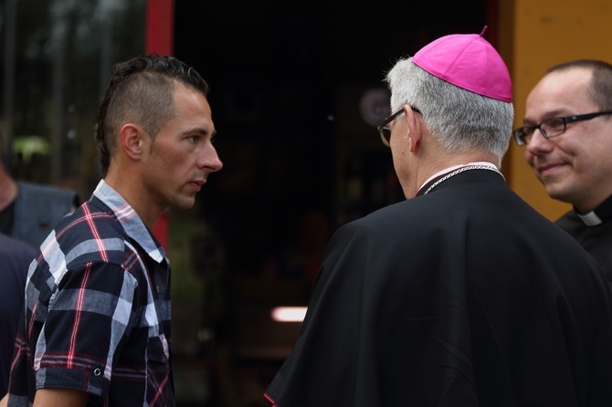 Abp Wiktor Skworc na osiedlu Kaufhaus