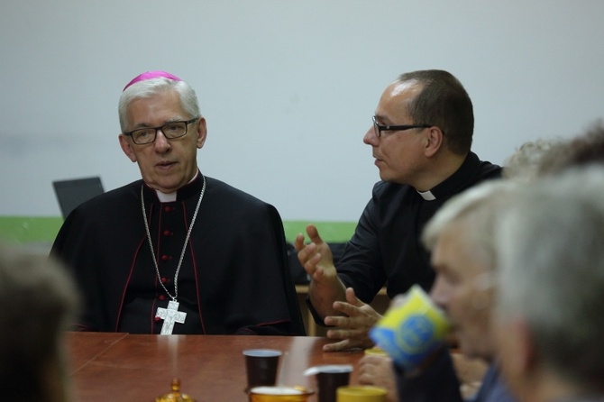 Abp Wiktor Skworc na osiedlu Kaufhaus