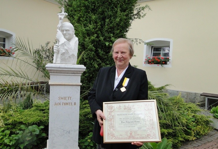 Małgorzata Oliwka z wręczonym jej papieskim medalem