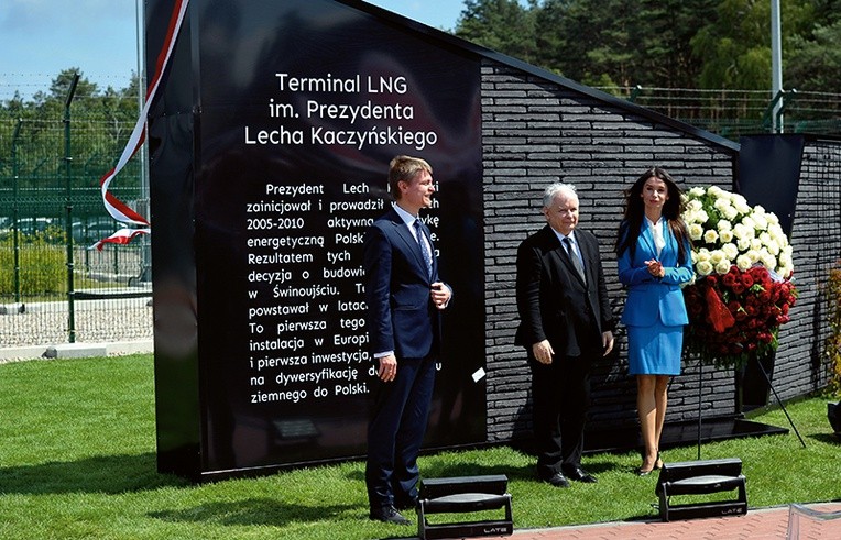 Tablicę z nazwą terminalu odsłonili prezes PiS Jarosław Kaczyński, Marta Kaczyńska i prezes Gaz-Systemu Tomasz Stępień.