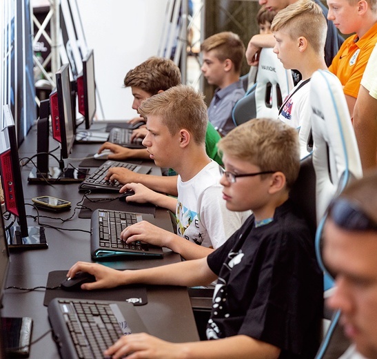 Gracze, fani e-sportów, gamingu i rywalizacji on-line podczas Silesia Open Championships w katowickiej galerii Silesia City Center.