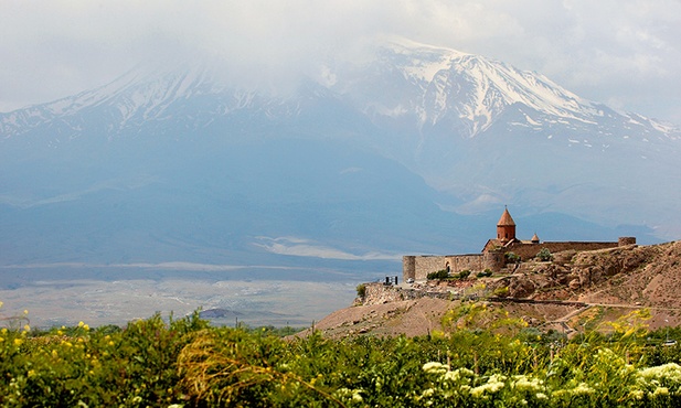 Ararat leży  na terytorium Turcji,  ale góruje nad Armenią. Na pierwszym planie klasztor św. Grzegorza Oświeciciela Chor Wirap, który odwiedzi papież Franciszek.