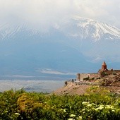 Ararat leży  na terytorium Turcji,  ale góruje nad Armenią. Na pierwszym planie klasztor św. Grzegorza Oświeciciela Chor Wirap, który odwiedzi papież Franciszek.