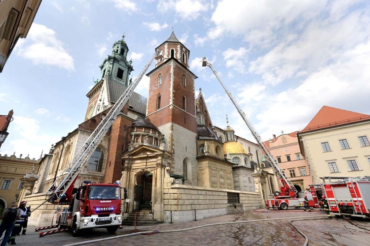 Ćwiczenia strażaków na Wawelu