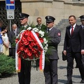 Prezydent Andrzej Duda przed pomnikiem J. Piłsudskiego