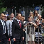 Prezydent Andrzej Duda składa wieniec przed pomnikiem J. Piłsudskiego w Katowicach