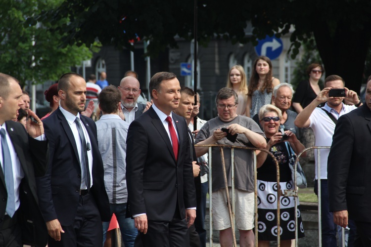 Prezydent Andrzej Duda składa wieniec przed pomnikiem J. Piłsudskiego w Katowicach