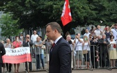 Prezydent Andrzej Duda składa wieniec przed pomnikiem J. Piłsudskiego w Katowicach
