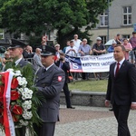 Prezydent Andrzej Duda składa wieniec przed pomnikiem J. Piłsudskiego w Katowicach