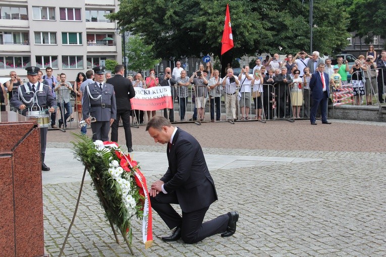 Prezydent Andrzej Duda składa wieniec przed pomnikiem J. Piłsudskiego w Katowicach