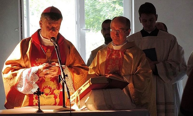 Bp Roman Pindel i ks. Józef Walusiak przy ołtarzu w kaplicy ośrodka "Nadzieja" w Komorowicach
