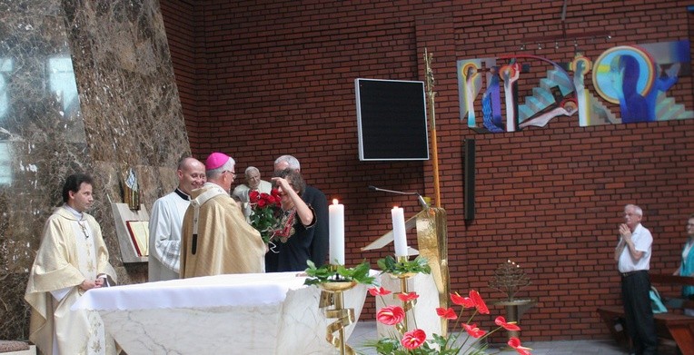 Abp Skworc błogosławi wizerunek Niepokalanej Jutrzenki Wolności w Katowicach