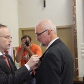 Prezes IPN Łukasz Kamiński (z lewej) i odznaczony Dariusz Żytnicki