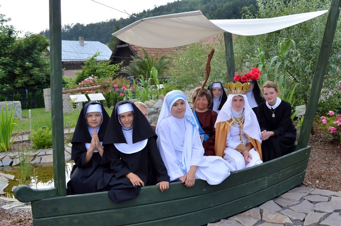 Spacer świętych po Ogrodach Biblijnych