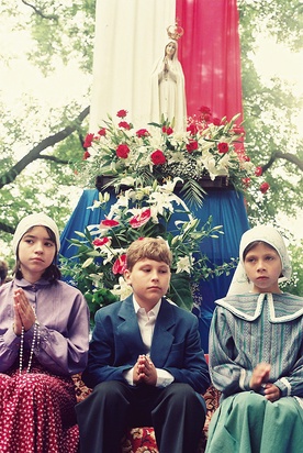 ▲	Trójka dzieci przebranych za swoich rówieśników: Łucję, Hiacyntę i Franciszka zawsze towarzyszyła figurze Matki Bożej.