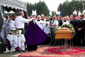 ▲	Ciało ks. Michała Józefczyka spoczęło na sobowskim cmentarzu.