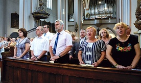 We Mszy św. uczestniczyło kilkaset osób, w tym władze powiatu opolskiego i gmin.