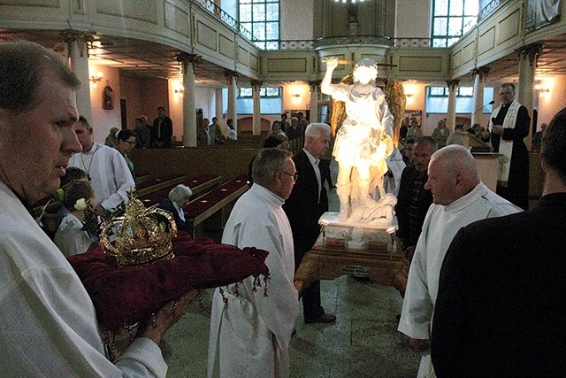 ▲	Peregrynacja kopii cudownej figury św. Michała Archanioła z Gargano w Kamiennej Górze.