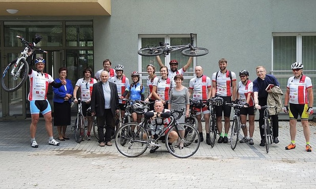 Rowerzyści i wolontariusze przy bielskim Hospicjum św. Jana Pawła II