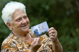 Barbara Dodos pokazuje zdjęcie z domowej Mszy Świętej w Gostiwarze. Odprawiali ją ks. Mato oraz ks. Krzysztof Ośka.