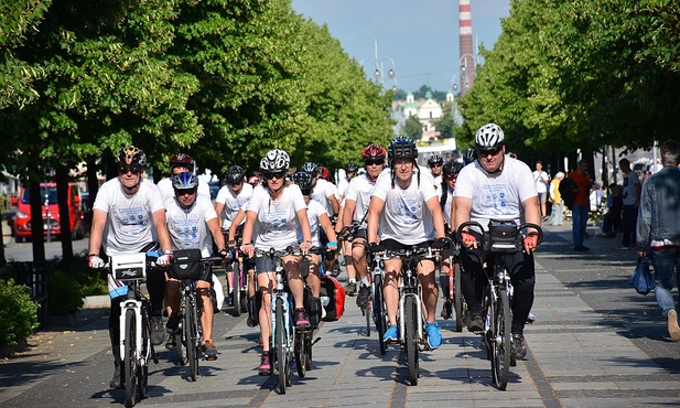 Pielgrzymka rowerowa policjantów