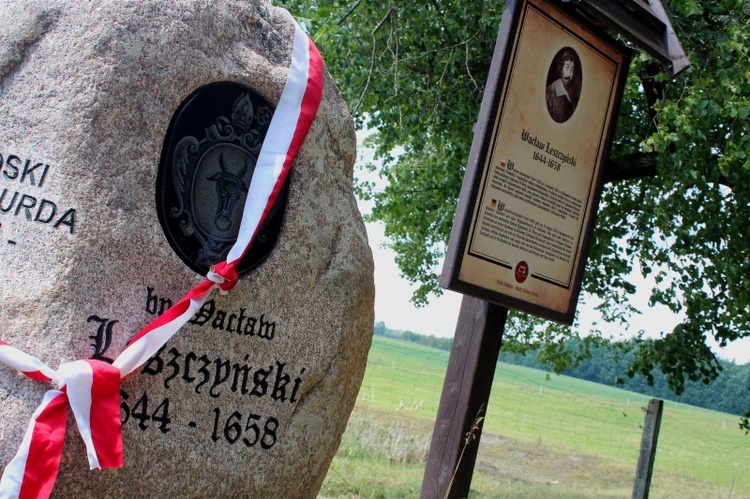 Odsłonięcie głazu bp. Wacława Leszczyńskiego