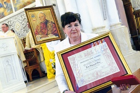 ▲	Małgorzata Górka z papieskim dyplomem.