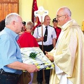 ▲	W ciągu 30 lat posługi w Szymankowie ksiądz Stanisław Gruca ochrzcił 650 dzieci, udzielił 206 ślubów, przygotował i doprowadził do sakramentu bierzmowania 535 osób oraz celebrował 348 Mszy pogrzebowych.