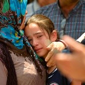 29.06.2016, Stambuł. Turcja. Ludzie czekają na ciała ofiar zamachu na lotnisku Atatürka dokonanego dzień wcześniej. Od kul karabinu maszynowego i bomb zamachowców zginęły co najmniej 43 osoby, a ponad 140 zostało rannych.